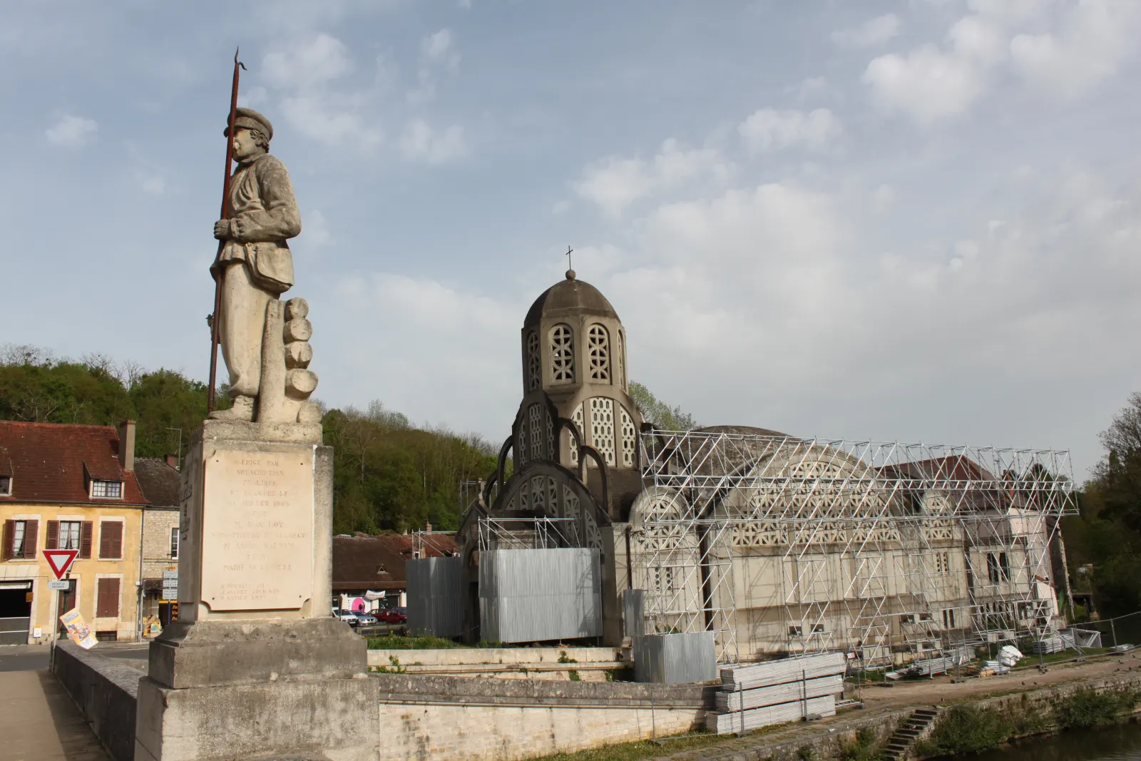 La statue du Flotteur, un ouvrier du flottage du bois tenant sa perche, sur le pont de Bethléem à Clamecy