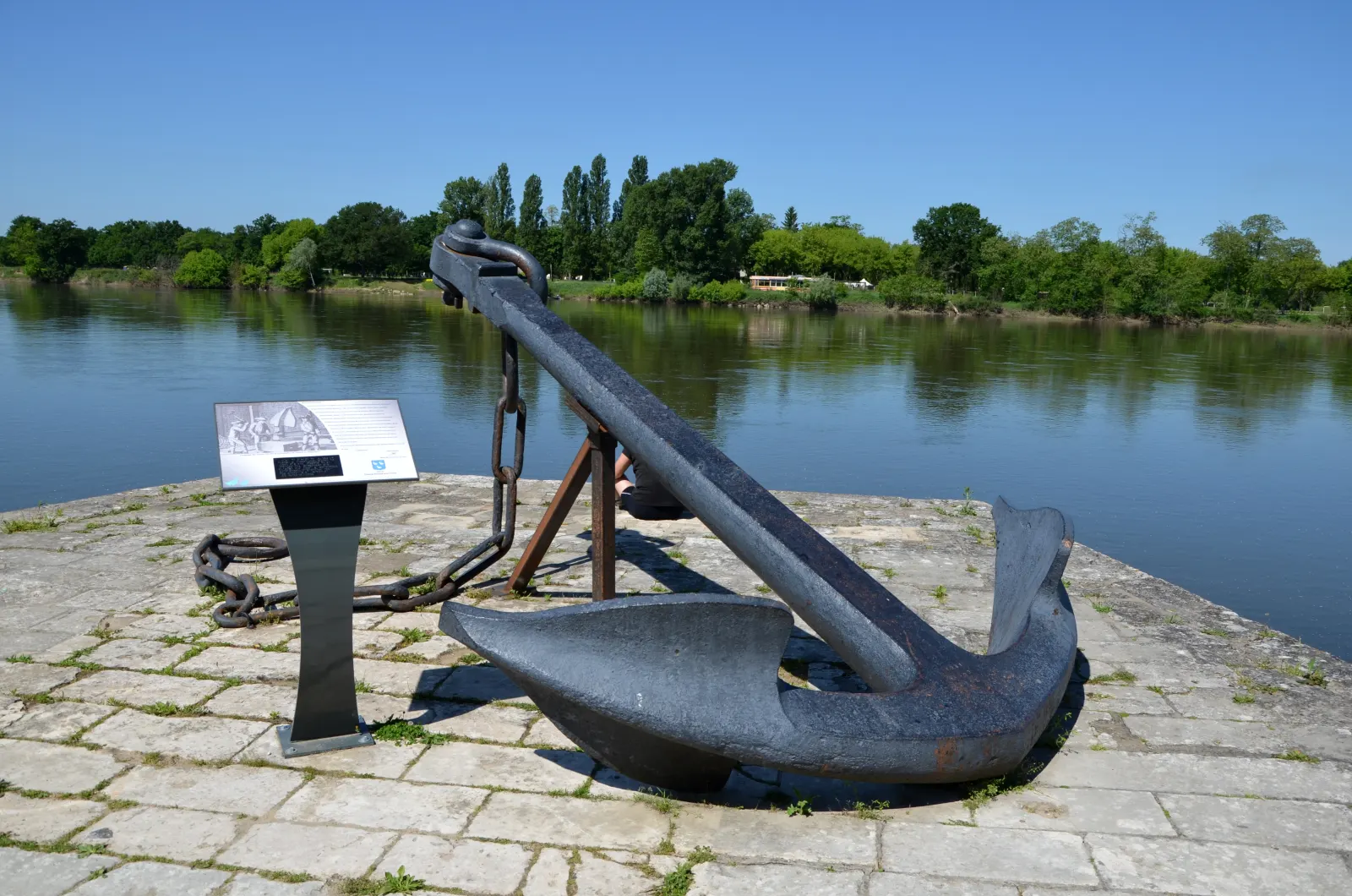 Une grande ancre de marine en fer posée sur le quai de Cosne, face à la Loire