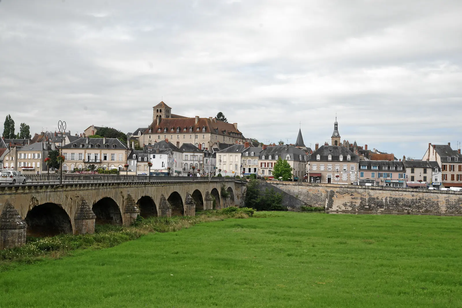 La Vieille Loire à Decize, avec la ville sur la rive