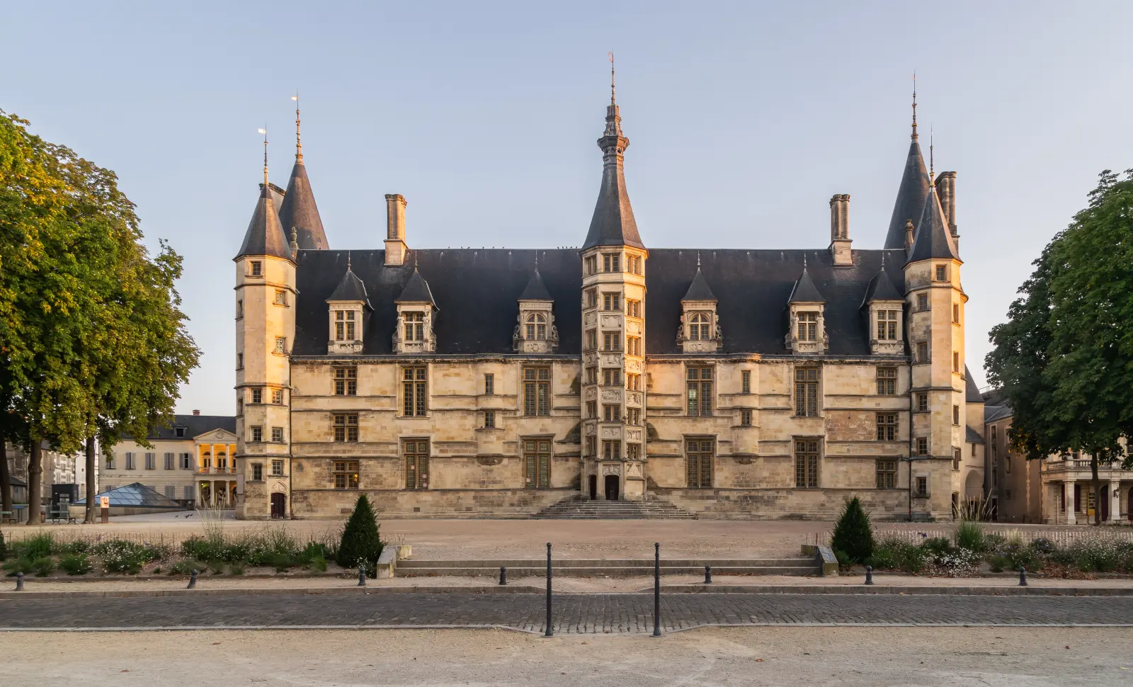 Façade Renaissance du palais ducal de Nevers, avec ses tourelles, au soleil du soir