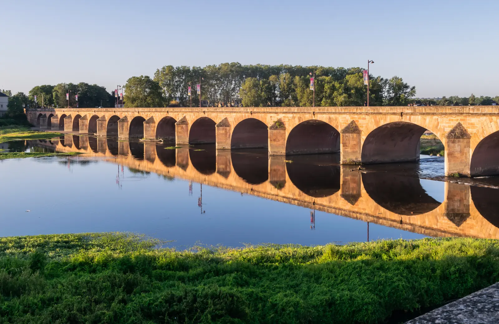 Le pont de pierre sur la Loire à Nevers, vu depuis la rive